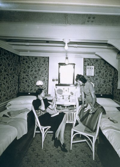 Dienstmeisje helpt haar meesteres uitkleden aan boord van de RMS Scythia door English Photographer
